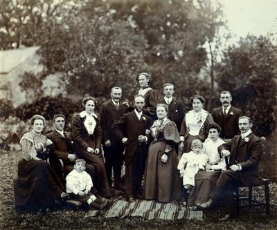 Groupe de mariage, Trowbridge, Wiltshire, Angleterre, vers 1900 - English Photographer